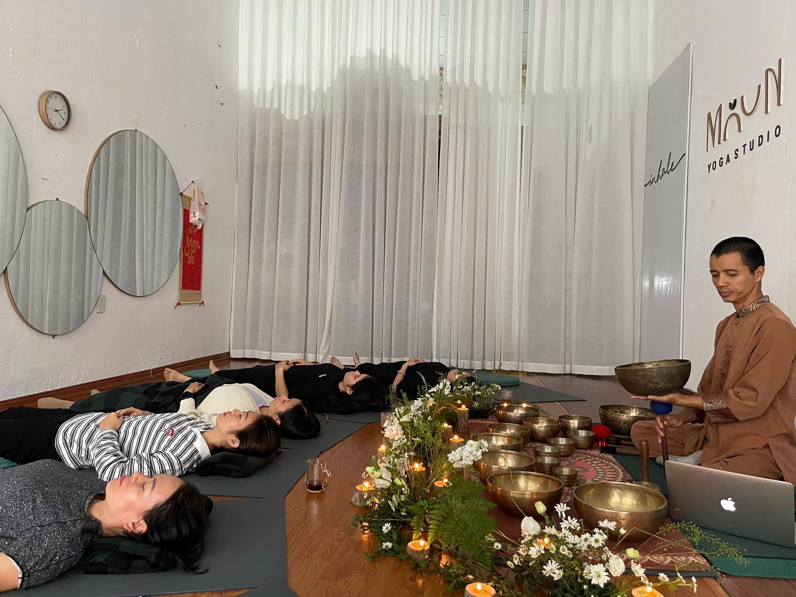 Buổi trị liệu nhóm tại Maun Yoga Studio